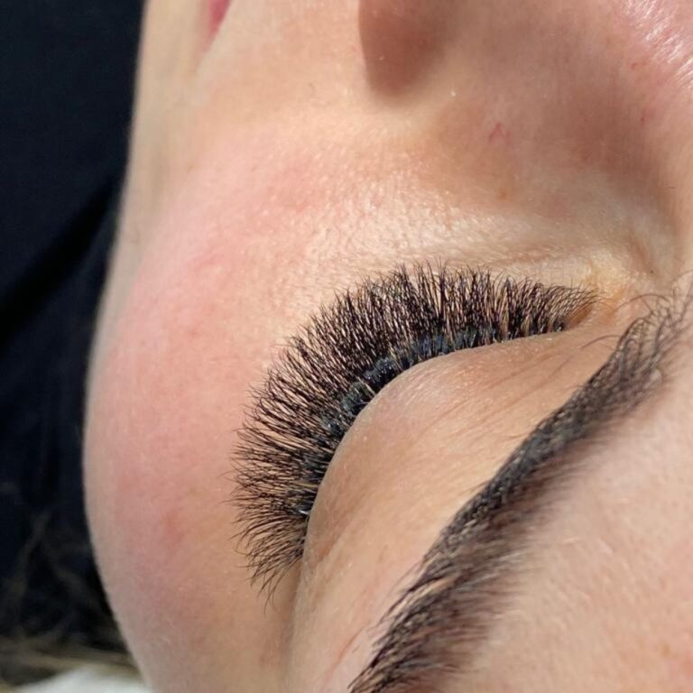 regulacja brwi i rzęs w salonie kosmetycznym