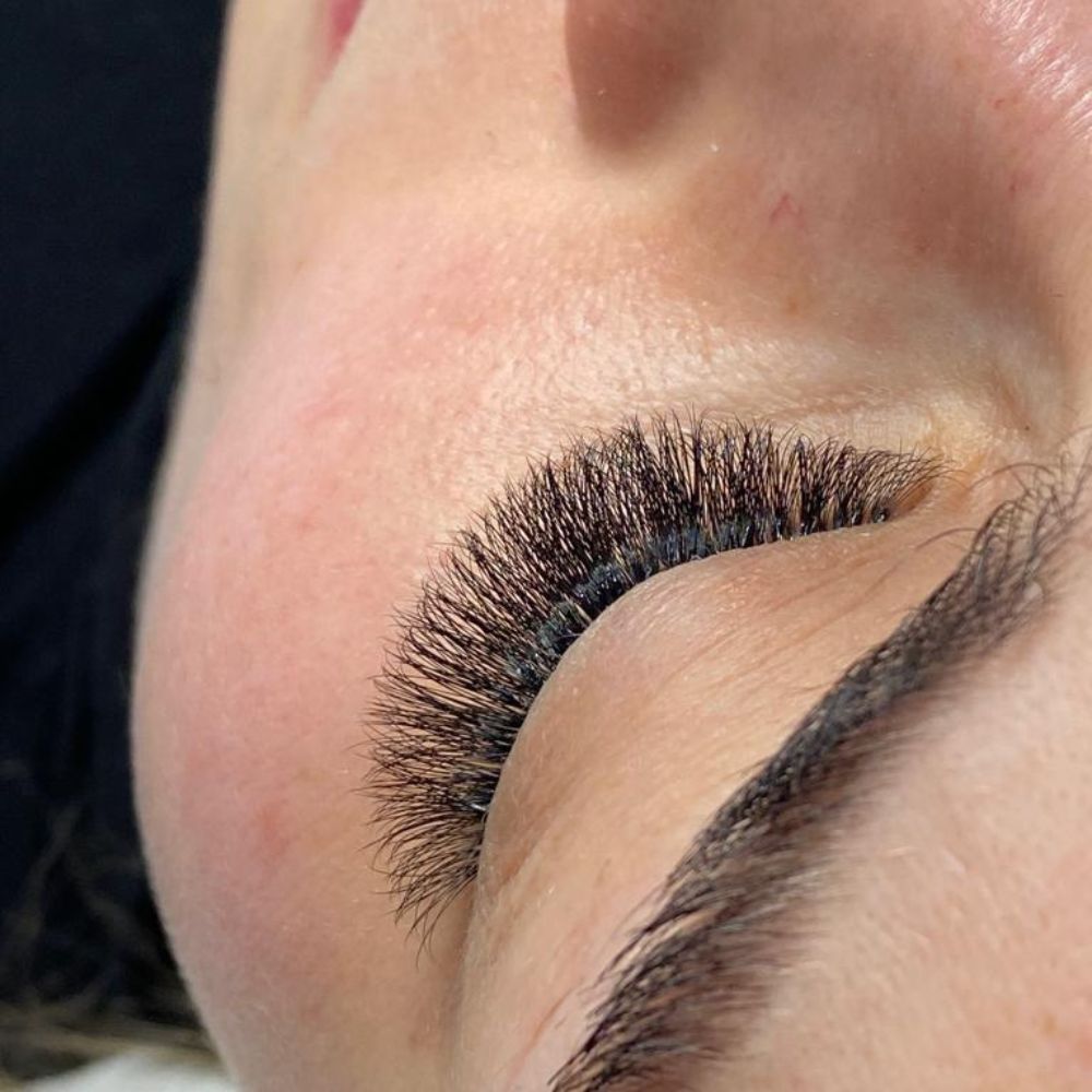 regulacja brwi i rzęs w salonie kosmetycznym