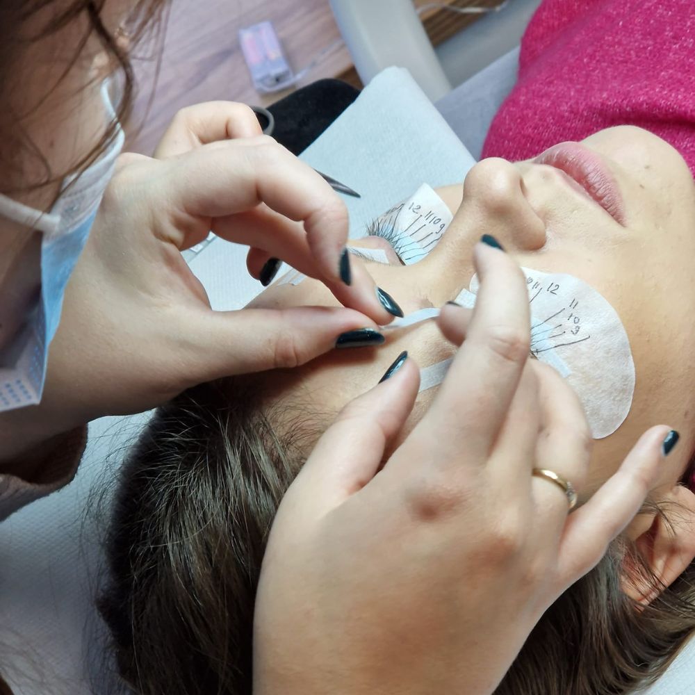 Stylizacja brwi i rzęs w salonie kosmetycznym w Zalasewie (1)