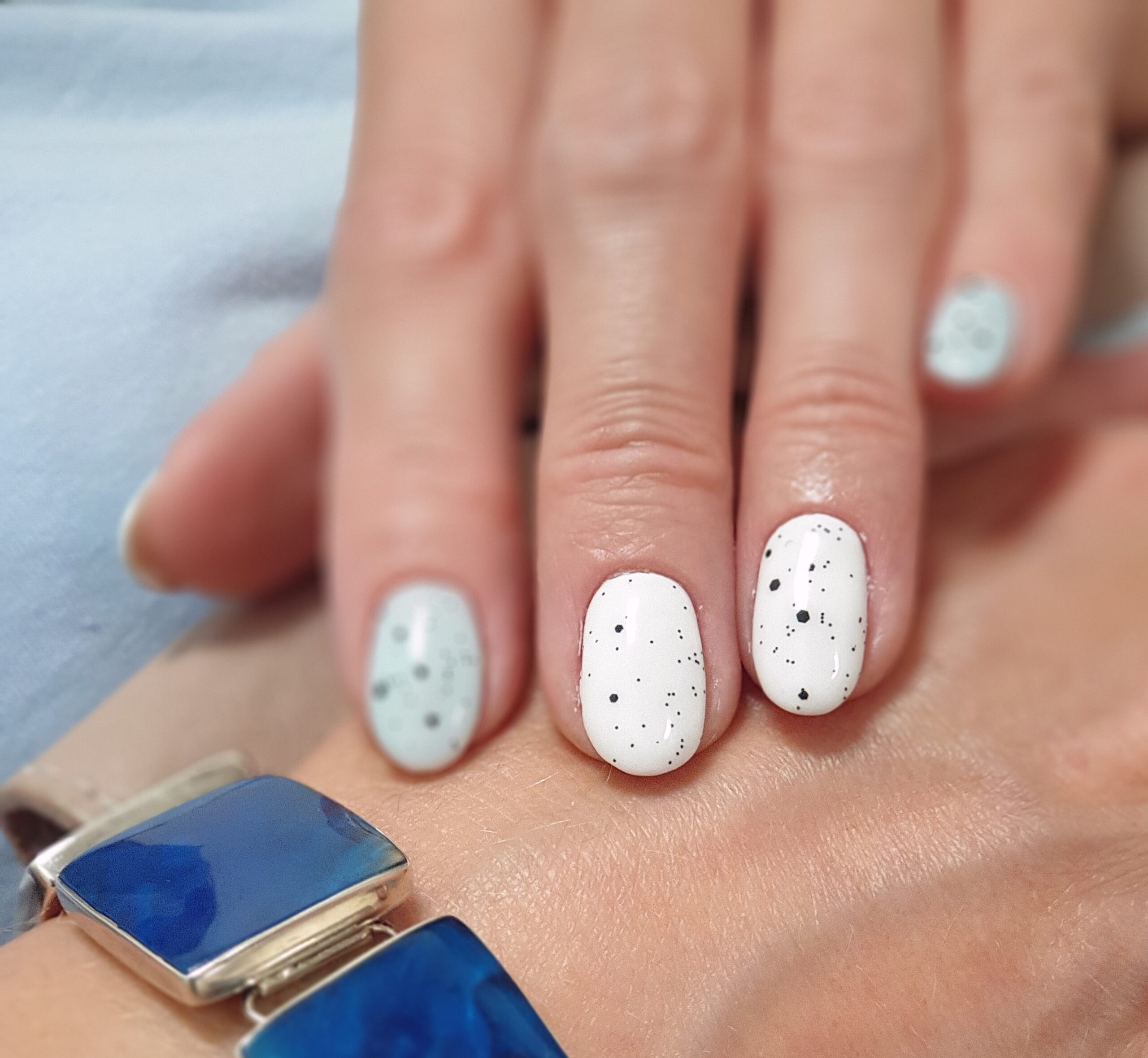 Ręcznie malowane zdobienia na paznokciach hybrydowych – salon kosmetyczny MagStudio Zalasewo