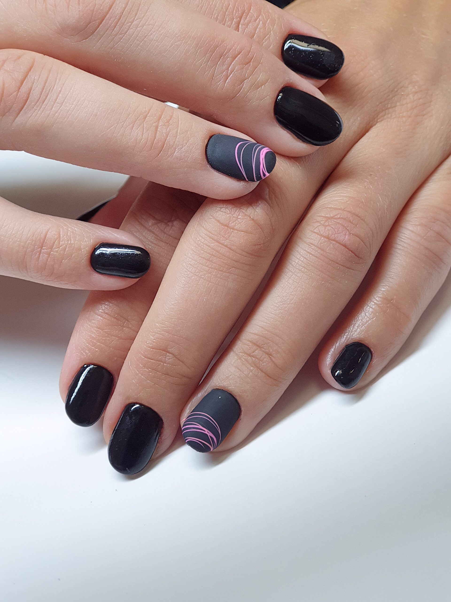 Ręcznie malowane zdobienia na paznokciach hybrydowych – salon kosmetyczny MagStudio Zalasewo